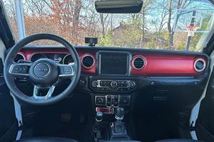 Jeep Wrangler Unlimited Rubicon 2023, Tracción en las Cuatro Ruedas, Turbo, Volante a la Izquierda, Cuero de Lujo, Automático, Coupé, Gasolina/Petróleo Oscuro, Bajo Kilometraje - Product Image 3