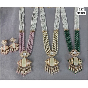 Conjunto de joyería Kundan tradicional con acabado dorado, collar y pendientes para bodas indias, disponible a un precio asequible - Product Image 2