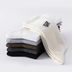 Chaussettes de sport à tube moyen pour hommes conçues sur mesure Chaussettes athlétiques à tricoter noires et blanches avec lettres brodées - Product Image 3