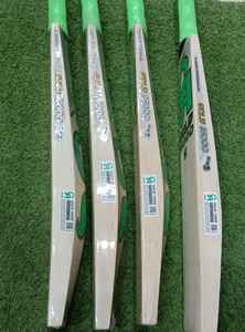 Bâton de cricket en bois CA Gold 15000 Original English Willow 8 PLUS grain 2.6lb Hard Ball, durable, avec poignées pour le jeu - Product Image 2