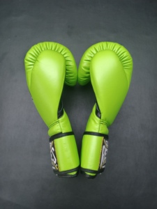 Gants de boxe personnalisés en cuir PU pour l'entraînement, le combat et le fitness avec sangle de maintien du poignet sécurisée - Product Image 6