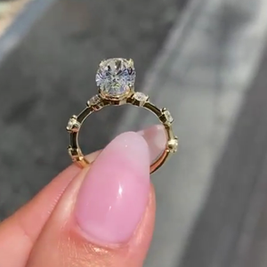 Bague en diamant de laboratoire certifiée IGI 2,60 carats, ovale, couleur D-E-F, avec pierres d'appoint VVSVS - Product Image 6