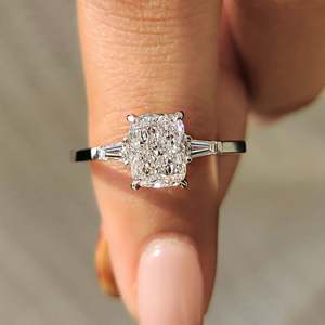 Anillo de compromiso con 3 diamantes cultivados en laboratorio, con corte almohada y baguette cónico, claridad VS, color E/EF - Product Image 1