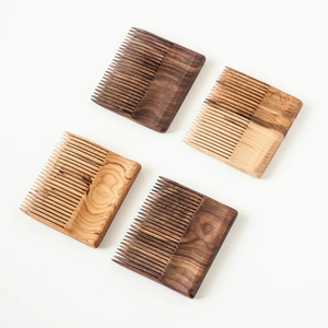 Peigne en bois fait à la main pour le toilettage quotidien offrant des avantages antistatiques et un démêlage en douceur pour tous les types de cheveux - Product Image 1