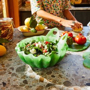 Bol en résine de haute qualité fait à la main avec des textures élégantes et une finition lisse pour un look élégant pour servir des soupes, des collations et des salades - Product Image 1
