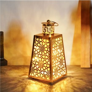 Lanterne à bougie en métal doré avec découpe en forme de pyramide, lumière ambiante chaude, décoration élégante et festive pour la maison, les événements et les cadeaux - Product Image 4