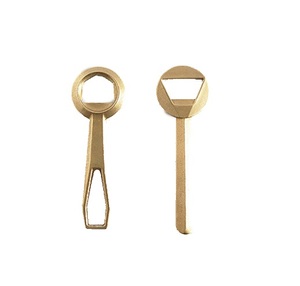 ที่เปิดขวดโลหะทองเหลืองโบราณดีไซน์มาตรฐานสำหรับการใช้งานในบ้านและบาร์ - Product Image 1