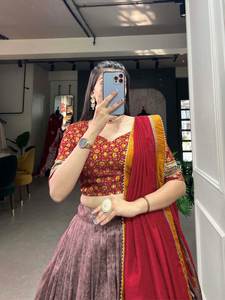 Élevez votre jeu ethnique avec ce tussar soie lehenga choli à couper le souffle avec un superbe imprimé Kashmiri - Product Image 2