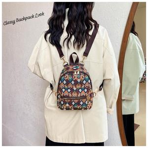 Mini mochila de playa de yute muy bonita y elegante importada, buen diseño y acabado con ambos lados, Material de yute de buena calidad - Product Image 3