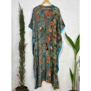 Robe Kaftan Bohème Vintage pour Femme, Longue, en Soie Recyclée, Motif Floral Gardenia, Fluide, Longueur Maxi, Cache-maillot Sari pour la Plage et le Jardinage - Product Image 1