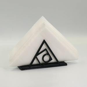 Porte-serviettes géométrique moderne en triangle, finition noire, idéal pour la table à manger, le comptoir de cuisine, la décoration de café et de restaurant - Product Image 1