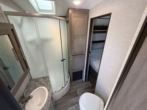 Remolque de Campamento Usado Crossroads S-u-n-s-e-t T-r-a-i-l 330SI 2022 en Venta para Acampar y Viajar - Product Image 4
