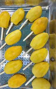 มะม่วงแช่แข็ง/ตากแห้งเคลือบดาร์กช็อกโกแลต-ขนมเพื่อสุขภาพและอร่อย - Product Image 3