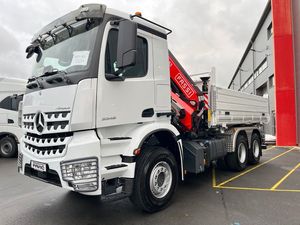รถบรรทุกเมอร์เซเดส-เบนซ์ AROCS THREEWAY TIPPER FA255A 6x4 รถบรรทุกขนส่งสินค้า ดีเซล รถหัวลาก ยูโร 6 เกียร์อัตโนมัติ รับน้ำหนัก 31-40 ตัน - Product Image 1
