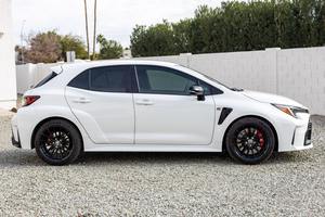 Toyota GR Corolla Core 2023 Usado Premium ~5,900 Millas, Transmisión Manual de 6 Velocidades - Product Image 2