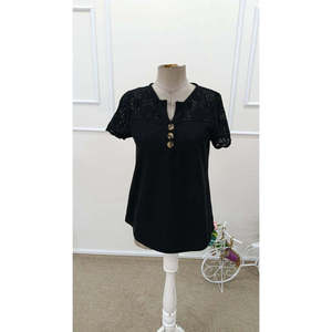Blusa de Mujer de Manga Corta con Cuello en V, Botones al Frente y Detalle de Encaje, 32296 - Negro - Product Image 4