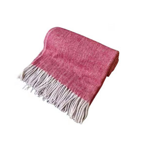 ผ้าห่มขนสัตว์ก้างปลาเพชรสีแดงดีไซน์คลาสสิกเบอร์รี่ - Product Image 6