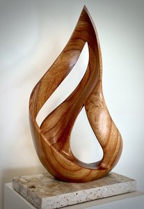 Escultura tradicional de madera tallada por artesanos expertos que utilizan madera sostenible para la decoración cultural del hogar y el ambiente espiritual - Product Image 3