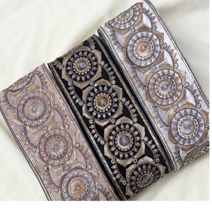 Lacets brodés conçus sur mesure en grande fleur de 2.75 pouces de largeur pour les robes de mariée exclusives et à des fins de revente. - Product Image 1