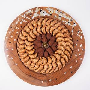 Plateau en bois de luxe avec accent en nacre, idéal pour servir des chocolats, des pâtisseries et des fruits secs lors des célébrations - Product Image 3