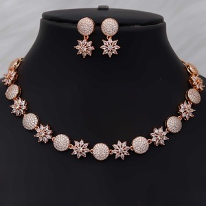 Ensemble collier et boucles d'oreilles plaqué or tendance, alliage de haute qualité, zircone cubique (AD), polyvalent, à porter au quotidien ou pour les fêtes - Product Image 1