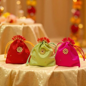 Pochette en soie Kundan de luxe personnalisée pour les mariages, Diwali et les emballages de festivals - pour les cadeaux de mariage, les bonbons, les cosmétiques, les bijoux - Product Image 2