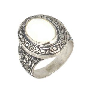 Anillo de Plata de Ley 925 para Hombre, Estilo Pluma, con Piedra Rectangular Ovalada de Nácar e Incrustaciones en Bisel - Product Image 1