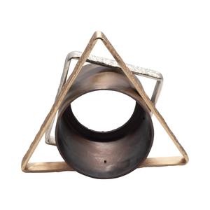 Superbe sculpture d'objet de table en métal avec des détails artistiques ajoute un charme luxueux et moderne à n'importe quel intérieur de maison - Product Image 4