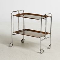 Chariot de service en métal de finition antique avec un look élégant, parfait pour les décorations de mariage et les dîners spéciaux