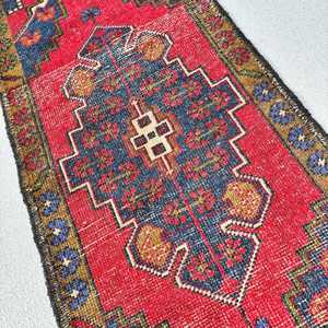 Petit tapis turc de 1,7 x 3,7 pieds, tapis oriental rouge vintage - Product Image 5