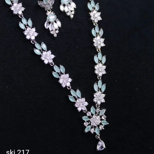 Pocket Friendly Quality AD & CZ Trending unique Collier en laiton élégant Argent et perle pour les mariées Mariages Fournisseur Produits en vrac - Product Image 1