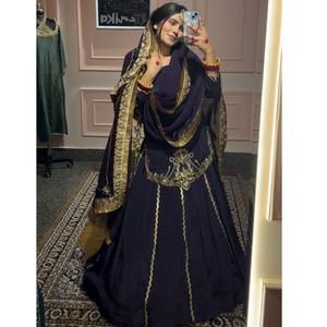 Readymade Salwar Kameez Costume pour femme en tissu de soie avec broderie élégante pour mariage et festival Porter au prix de gros - Product Image 1