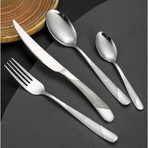 Ensemble de couverts en bois de luxe écologique avec manche texturé diamant et motif croisé moleté, argenterie moderne - Product Image 1