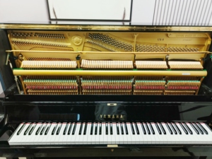 Piano droit Yamaha UX5, 88 touches lestées, clavier en bois massif, style classique, piano acoustique noir à poser au sol - Product Image 6