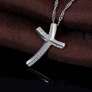 Collana con Croce in Argento Sterling con Zirconia Cubica, Perla d'Acqua Dolce e Diamante, Design Geometrico di Tendenza per Fidanzamento Cristiano - Product Image 2