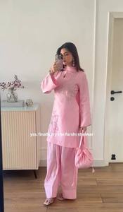 Costume de fête indien et pakistanais à la mode pour femmes haut en soie romain avec pantalon brodé de paillettes et Dupatta fabriqué en Inde - Product Image 2