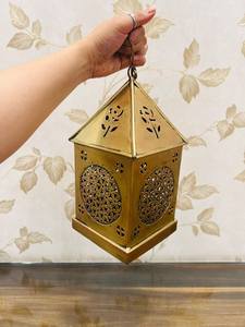 Acabado dorado de lujo con ventanas de vidrio Linterna de metal para decoración del hogar o decoración de fiesta disponible a precio económico para exportación a granel - Product Image 6