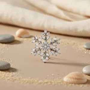 Pendentif en cristal flocon de neige argenté pour femme, bijoux élégants avec des détails complexes - Product Image 2
