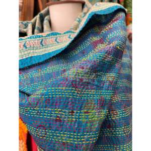 ผ้าพันคอและผ้าคลุมไหล่ไหมแท้ 100% ลายคันธา ขนาด 50x200 ซม. ใช้งานได้หลากหลายสำหรับฤดูใบไม้ผลิ ลาย 'Linear Sea' - Product Image 4