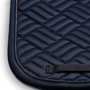 Selle de cheval anglaise de luxe, doublure intérieure douce, couche extérieure respirante, structure durable, conçue pour une utilisation équestre durable. - Product Image 5