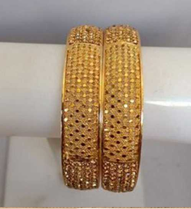 Bracelets en laiton finition or, bande large, motif à petits points, lot de deux, bijoux de mariage traditionnels disponibles à prix de gros. - Product Image 1