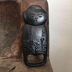 Abrebotellas clásico de hierro fundido montado en la pared con aspecto rústico vintage perfecto para casas modernas, bares y restaurantes - Product Image 2