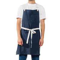 Tablier de chef au design classique fabriqué à partir de tissu de haute qualité qui résiste aux taches et permet une utilisation durable dans n'importe quel cadre culinaire