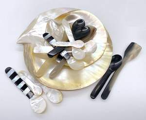 Juego de cucharas de cuerno pulidas hechas para hogares orgánicos con un amor por las colecciones de cocina sostenibles hechas a mano - Product Image 2