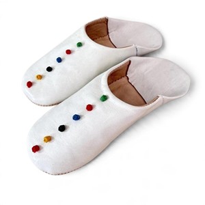 Sandal Kulit Asli Putih Model Terbuka Tanpa Tali Hiasan Pompom Buatan Tangan Untuk Dalam & Luar Ruangan Santai - Product Image 1