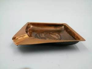 ที่เขี่ยบุหรี่ทรงสี่เหลี่ยมสีแดงสีน้ำเงินโลหะพร้อมดีไซน์ทันสมัยเหมาะสำหรับอุปกรณ์สูบบุหรี่ในบ้านและร้านอาหาร - Product Image 6