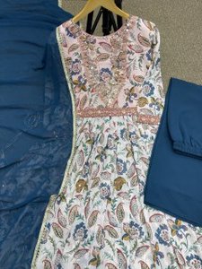 Hermosa Naira Cut Long Kurti-Plazzo con Dupatta Impresión digital con bordado Lentejuelas Trabajo y colgante Latkan - Product Image 6