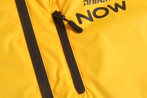 Chaqueta Impermeable Cortavientos para Hombre con Cuello Alto, Logotipo Frontal, Costuras Selladas y Recubrimiento Personalizado, Ideal para Trabajo y Reparto - Product Image 4