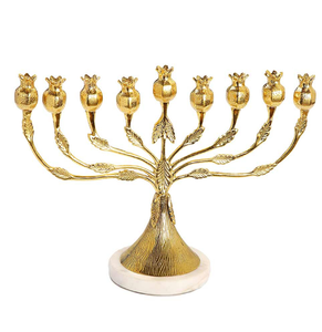 Les menorahs en métal parfaites pour les achats en gros sont de conception traditionnelle et moderne, idéales pour les magasins Judaica et les détaillants de cadeaux - Product Image 3