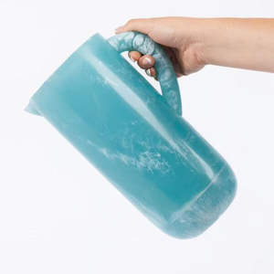 Pichet moderne en résine fait à la main avec poignée et couvercle, élégant, durable, léger et élégant, décoratif pour jus d'eau, thé ou café. - Product Image 3